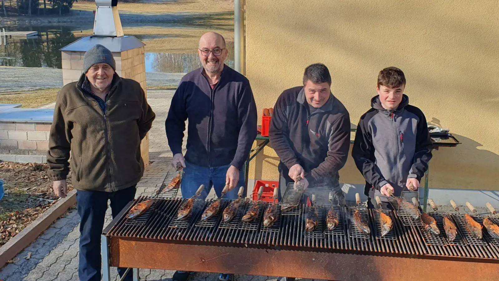 Der Vorsitzende Karl Roth dankte im Beisein von Josef Rosenmüller (v.l.) und Max Schottenhaml (re) den den leidenschaftlichen Angler Mario Schottenhaml für den gespendeten neuen Grill. (Bild: Karl Ziegler )