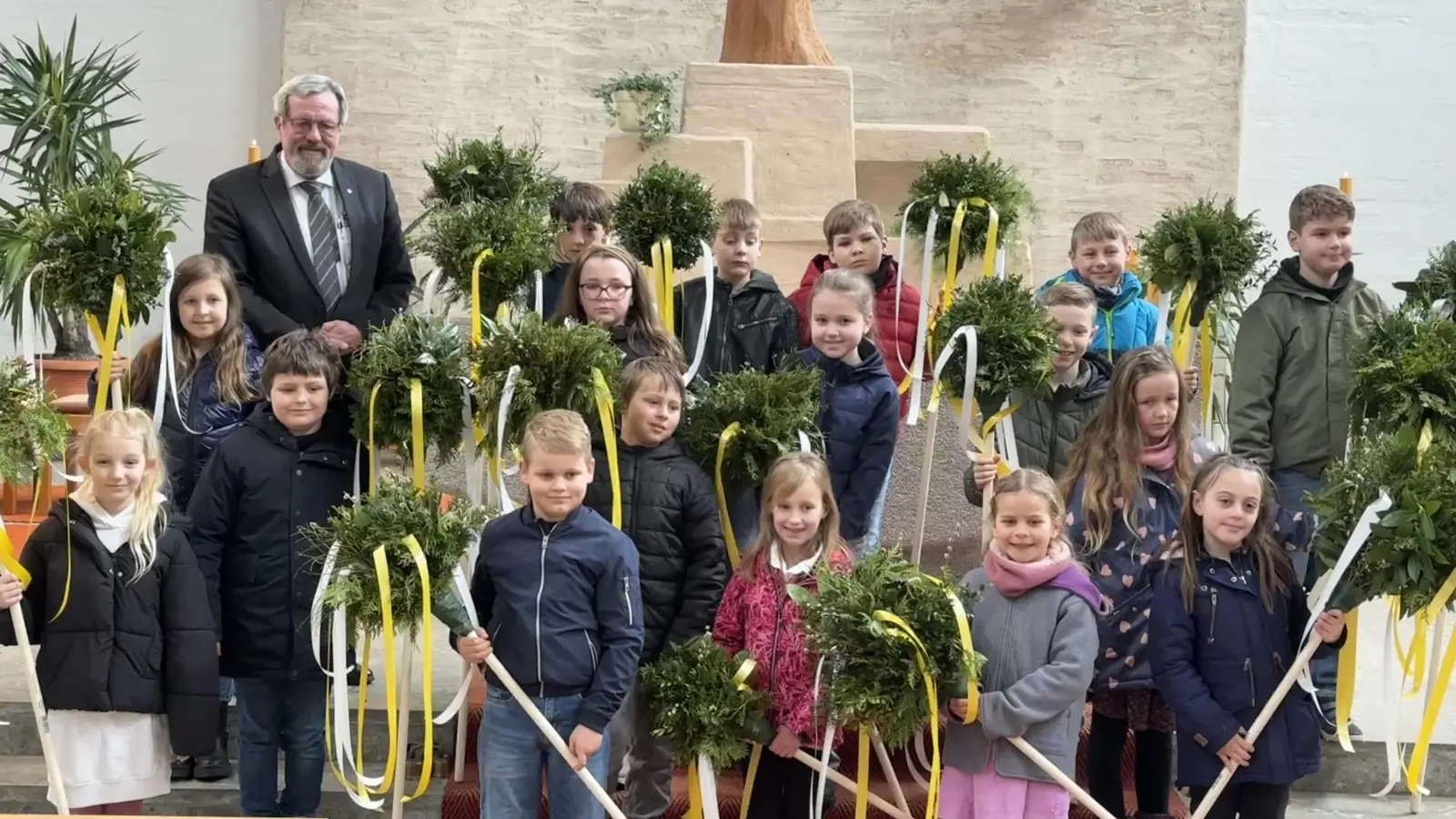 Kommunionkinder mit Pfarrer Ertl. (Bild: Denise Weber)