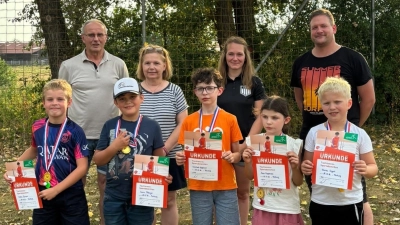Stolz präsentieren die Nachwuchsspieler Matheo Bönisch, Louis Rettinger, Leonhard Koppmann, Anna Koppmann und Thomas Siegert (vorne v.l.) ihre Urkunden und Medaillen für das erfolgreich absolvierte Tischtennis-Sportabzeichen. Im Hintergrund gratulieren Abteilungsleiter Werner Apfelbacher mit Birgit Baldauf, Katharina Müller und Christian Lautenschlager. (Bild: Christian Lautenschlager)