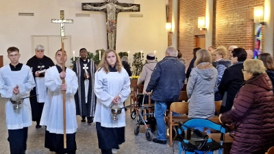 Die Geistlichkeit zieht aus der Aussegnungshalle mit den Gläubigen vor das großen Friedhofskreuz. Dort spielt die Bläsergruppe St. Elisabeth, es wir gemeinsam gebetet.  (Bild: Reinhard Kreuzer)