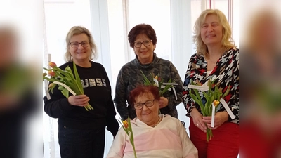 Viel Freude mit buntem Tulpen hatten Frau Schaupp (Heimbeirat, vorne sitzend) und die Damen der Frauenunion Schnaittenbach mit (v.l.n.r.) Monika Epp, Elli Schulze und Elisabeth Kraus (Bild: Elisabeth Kraus)