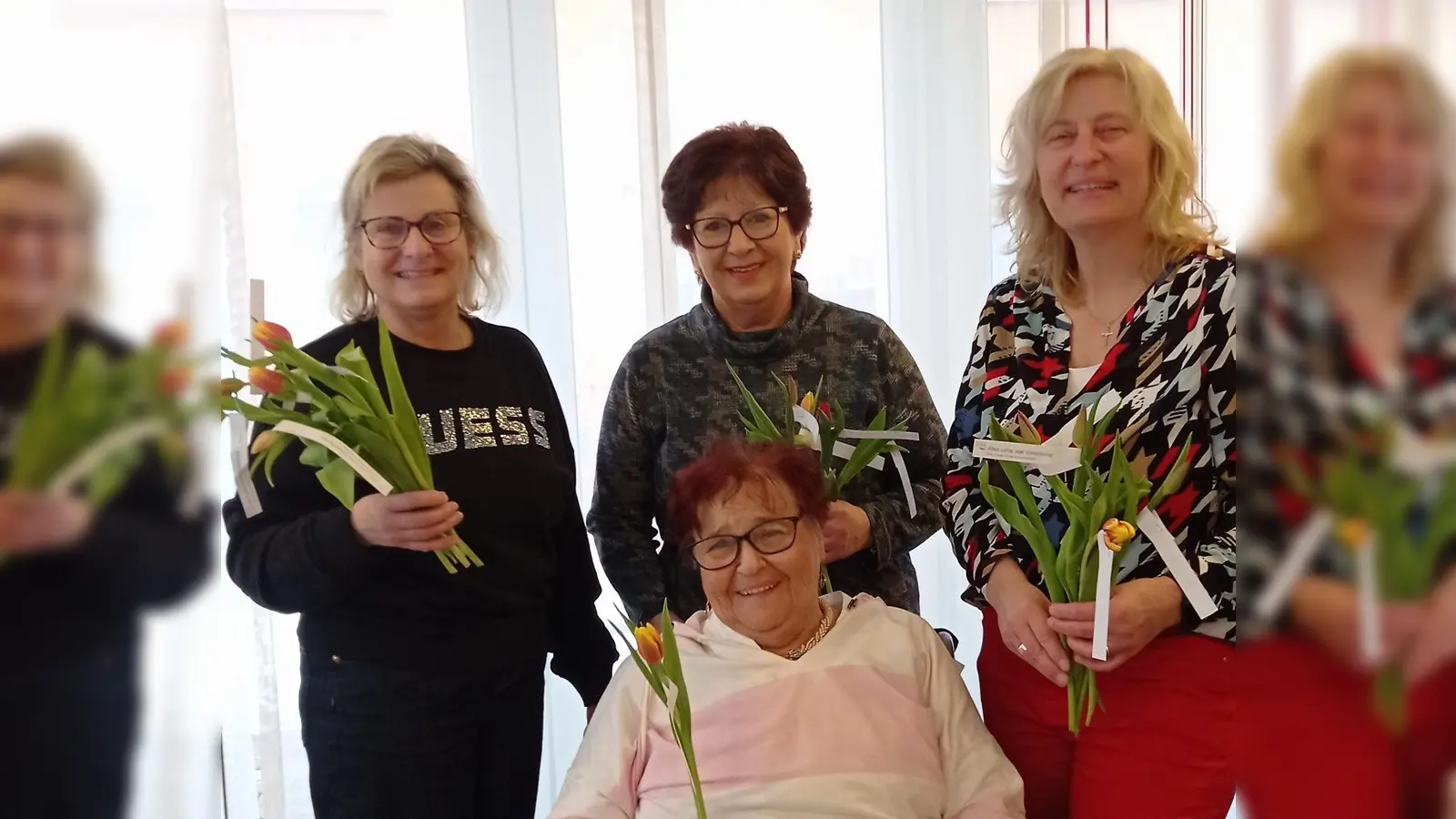 Viel Freude mit buntem Tulpen hatten Frau Schaupp (Heimbeirat, vorne sitzend) und die Damen der Frauenunion Schnaittenbach mit (v.l.n.r.) Monika Epp, Elli Schulze und Elisabeth Kraus (Bild: Elisabeth Kraus)