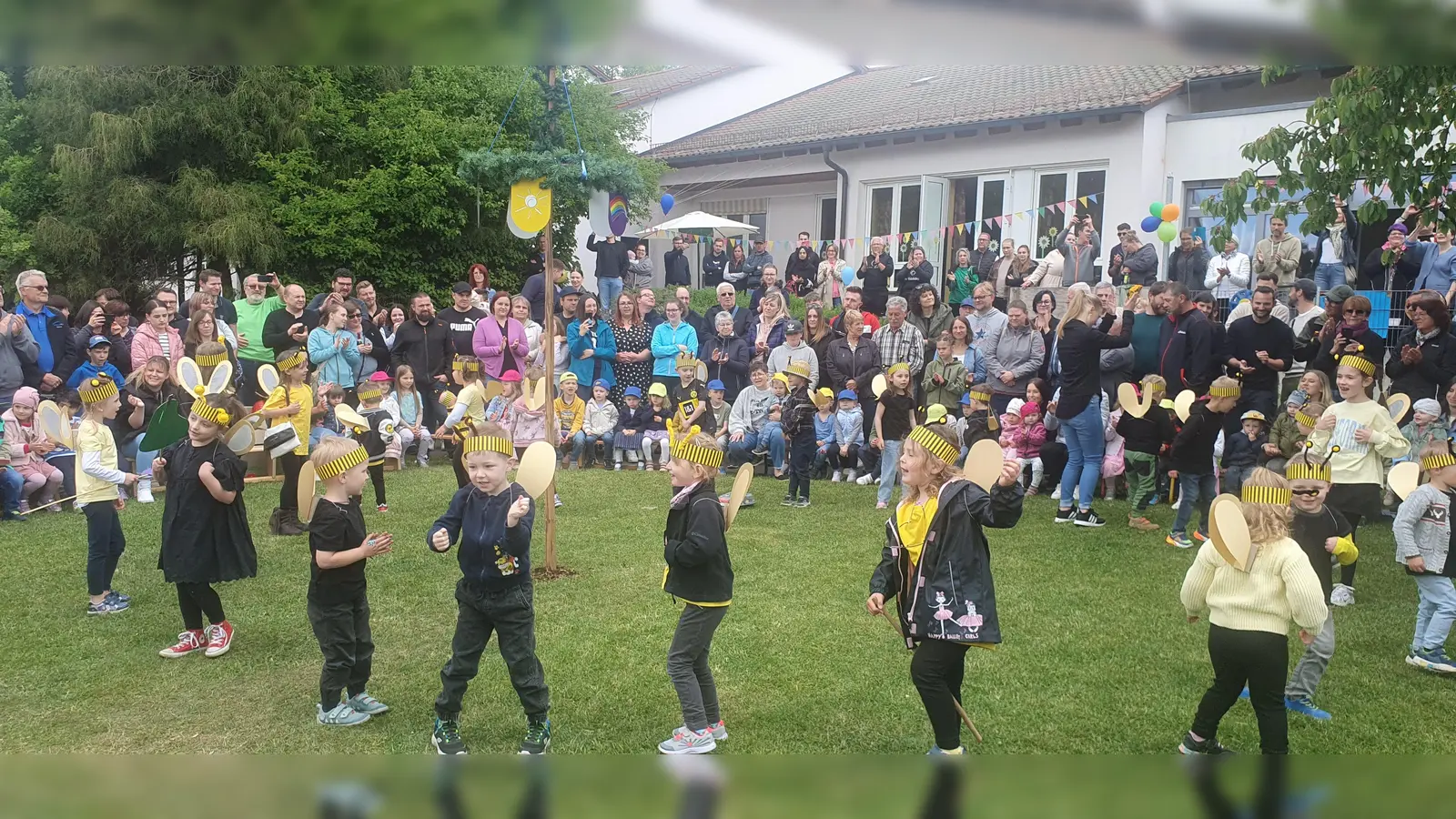 Die Buben und Mädchen der „Regenbogengruppe“ lassen die Bienen summen und tanzen, dass es eine wahre Freude ist.  (Bild: Martin Staffe)