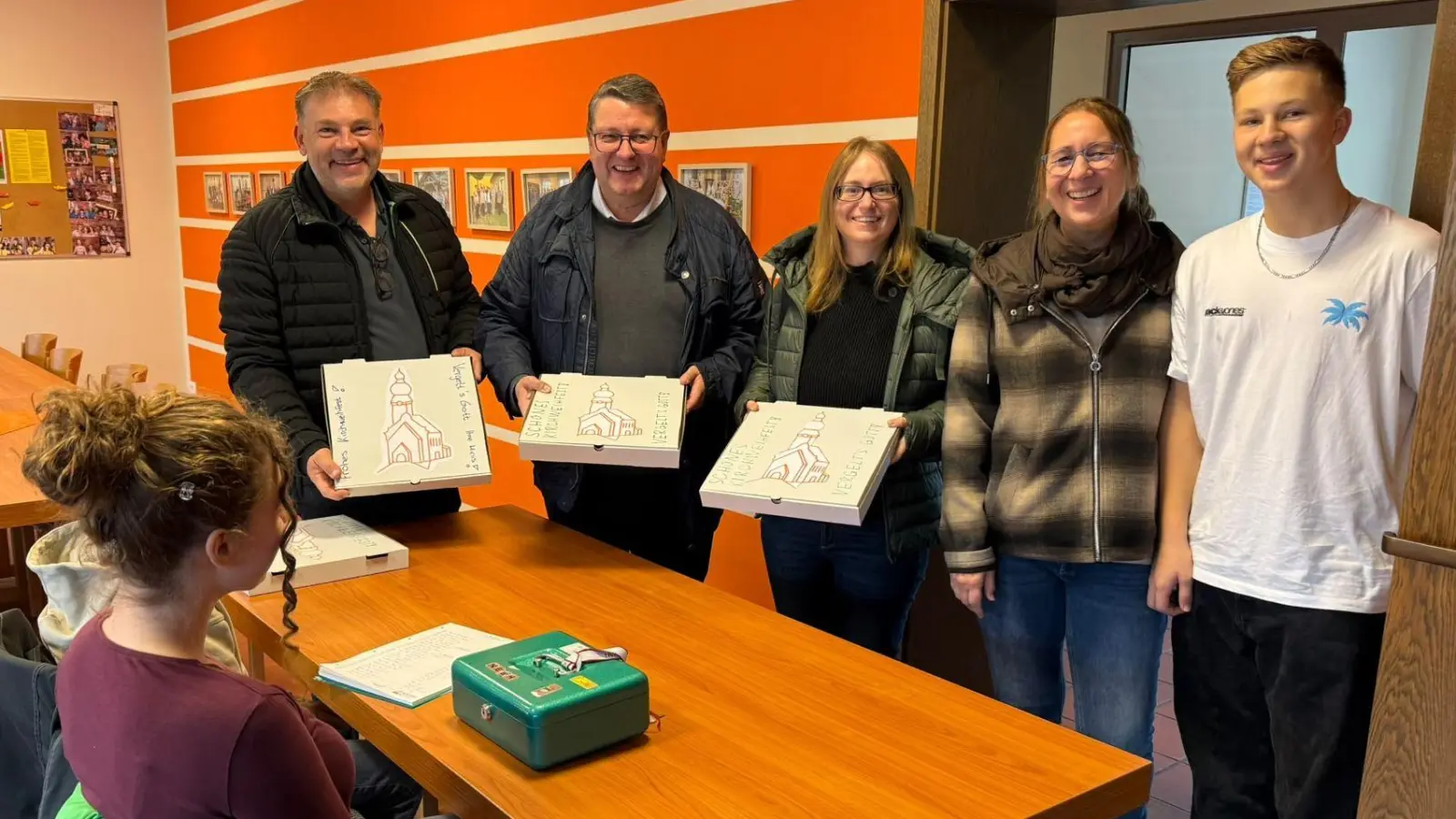 Einen Kirwakoucha sicherte sich neben vielen anderen Käufern auch Pfarrer Udo Klösel (2.v.l.), der mit Nicola Hummer (2.v.r.) allen für die Mithilfe beim Backen, Organisieren und Verkauf dankte. (Bild: Nicola Hummer)