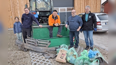 Die Organisatoren und fleißigen Helfer mit den aufgesammelten Umweltsünden.. (Bild: Horst Kölbel)