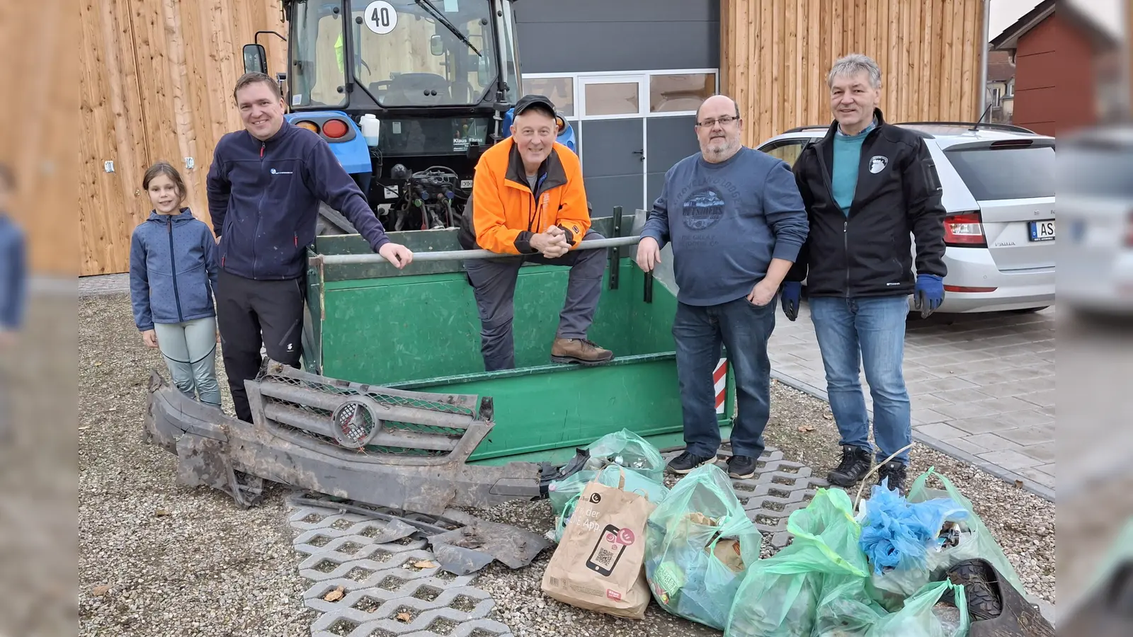 Die Organisatoren und fleißigen Helfer mit den aufgesammelten Umweltsünden.. (Bild: Horst Kölbel)
