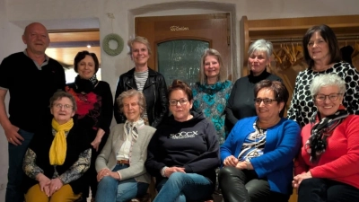 Bild zeigt die neue Vorstandschaft der Frauen-Union mit ihrer Vorsitzenden Petra Becher (v.Mitte) und CSU-Voristzenden Josef Söllner (hi.li). (Bild: Josef Söllner)