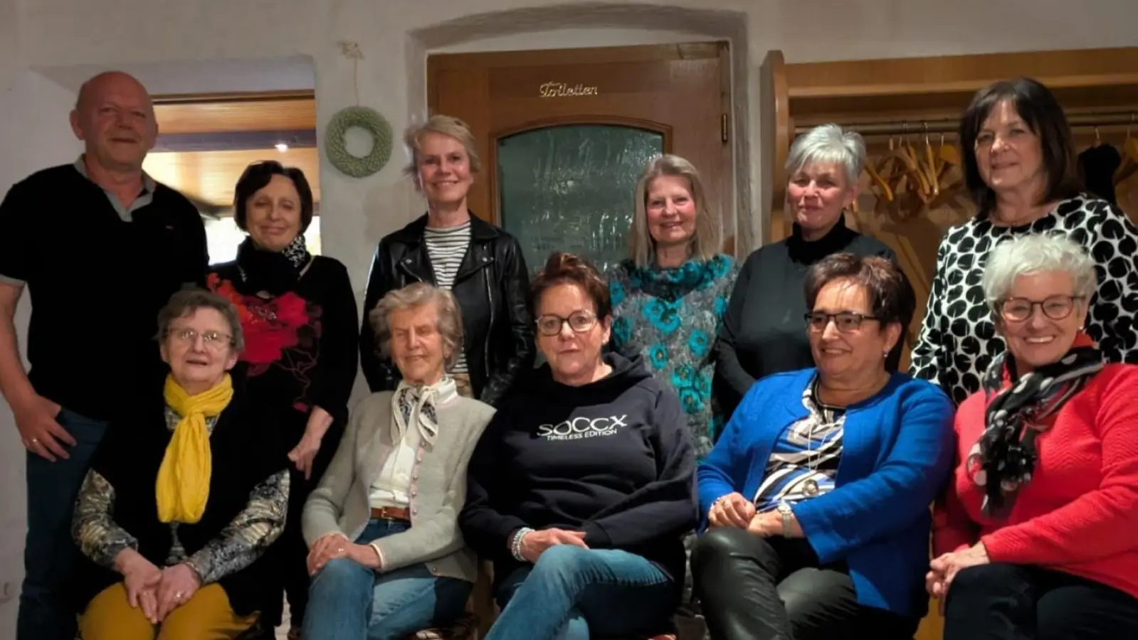 Bild zeigt die neue Vorstandschaft der Frauen-Union mit ihrer Vorsitzenden Petra Becher (v.Mitte) und CSU-Voristzenden Josef Söllner (hi.li). (Bild: Josef Söllner)