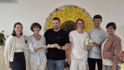 Judith Moser (JU Konnersreuth), Waltraud Koller-Girke (Vorsitzende Förderverein für Schwerkranke), Philipp Schwan (Initiator JU-Kalender), Dr. Stephanie Kuchlbau (Chefärztin Paliativstation), Marius Ulrich ((Initiator JU-Kalender), Sarah Purucker (Vorsitzende JU Konnersreuth) (Bild: Dr. Stephanie Kuchlbauer)