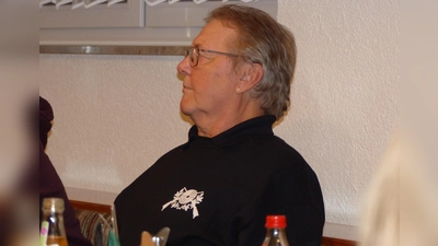 Dieter Pommeranz wurde aufgrund seiner langjährigen Verdienste zum Ehrenmitglied des Schützenvereins Eichenlaub ernannt. (Bild: Gerhard Löckler)