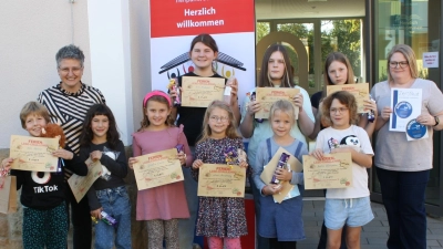 Büchereileiterin Sabine Rinderer (rechts) und Bürgermeisterin Anja Kirschsieper (links hinten) beglückwünschten die Teilnehmer der „Ferien-Lese-Challenge” der Schwarzenbacher Gemeindebücherei zu ihrem Lesefleiß. (Bild: Bernhard Piegsa)