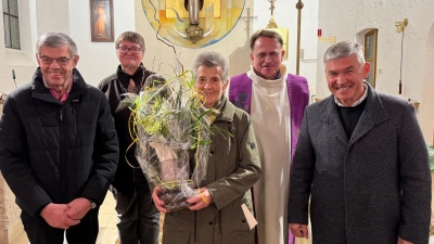 Langjährige Mesnerin Anni Hammer (Mitte) wurde von Dekan Alexander Hösl (2. v.r.) und Kirchenpfleger Bernhard Walter (r.) verabschiedet. Mit dabei Kirchenverwaltungsmitglied Josef Hartinger un die künftige Mesnerin Irene Hammerl. (Bild: Tanja Bäuml)