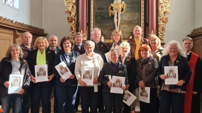 Bei der Goldenen Konfirmation in der evangelisch-lutherischen Kirche St. Dionysius in Neunkirchen kamen die Jubilare mit Pfarrer Andreas J. Ruhs zusammen. (Bild: Elfriede Kick-Cummings)