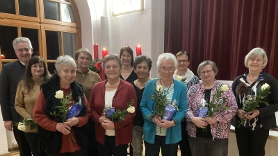 von links vorne: Lore Bauer, Centa Irlbacher, Conny Braun, Sabine Graf, Barbara Kurz von links hinten: Pfarrer Hannes Lorenz, Rita Holzgartner, Brigitte Müller, Helga Sebald, Christa Schlagenhaufer, Evi Kurz (Bild: Maria Six)