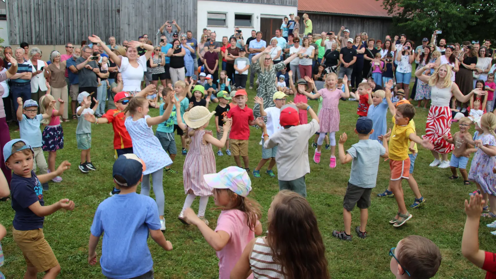 Die Kinder des AWO-Kinderstodels Püchersreuther tanzen und singen zu fröhlichen Liedern. (Bild: Sebastian Schell)