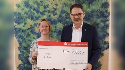 Franz Vodermeier, Geschäftsführer der Blue Devils bei der Spendenübergabe mit Frau Susanne Wagner, Leitung des Hospiz Sankt Felix. (Bild: Andrea Storch-Mayerhofer)