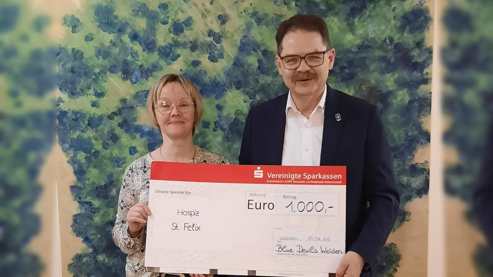 Franz Vodermeier, Geschäftsführer der Blue Devils bei der Spendenübergabe mit Frau Susanne Wagner, Leitung des Hospiz Sankt Felix. (Bild: Andrea Storch-Mayerhofer)