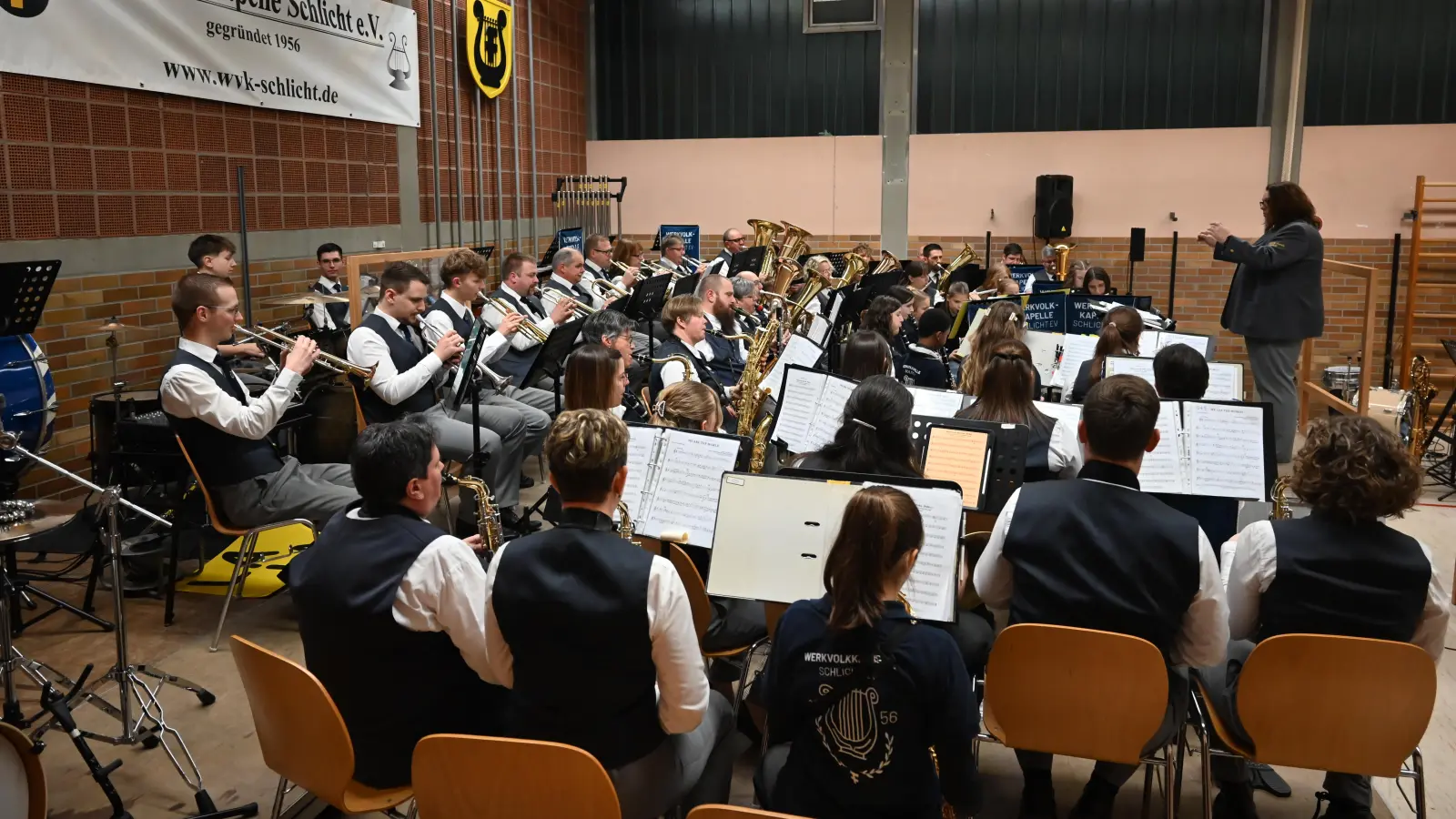 Gemeinschaftschor von Orchester und Jugendorchester beim 47. Jahreskonzert bei der Werkvolkkapelle Schlicht unter der Leitung von Dirigentin Sabine Kredler (Bild: Lena Wiesnet)