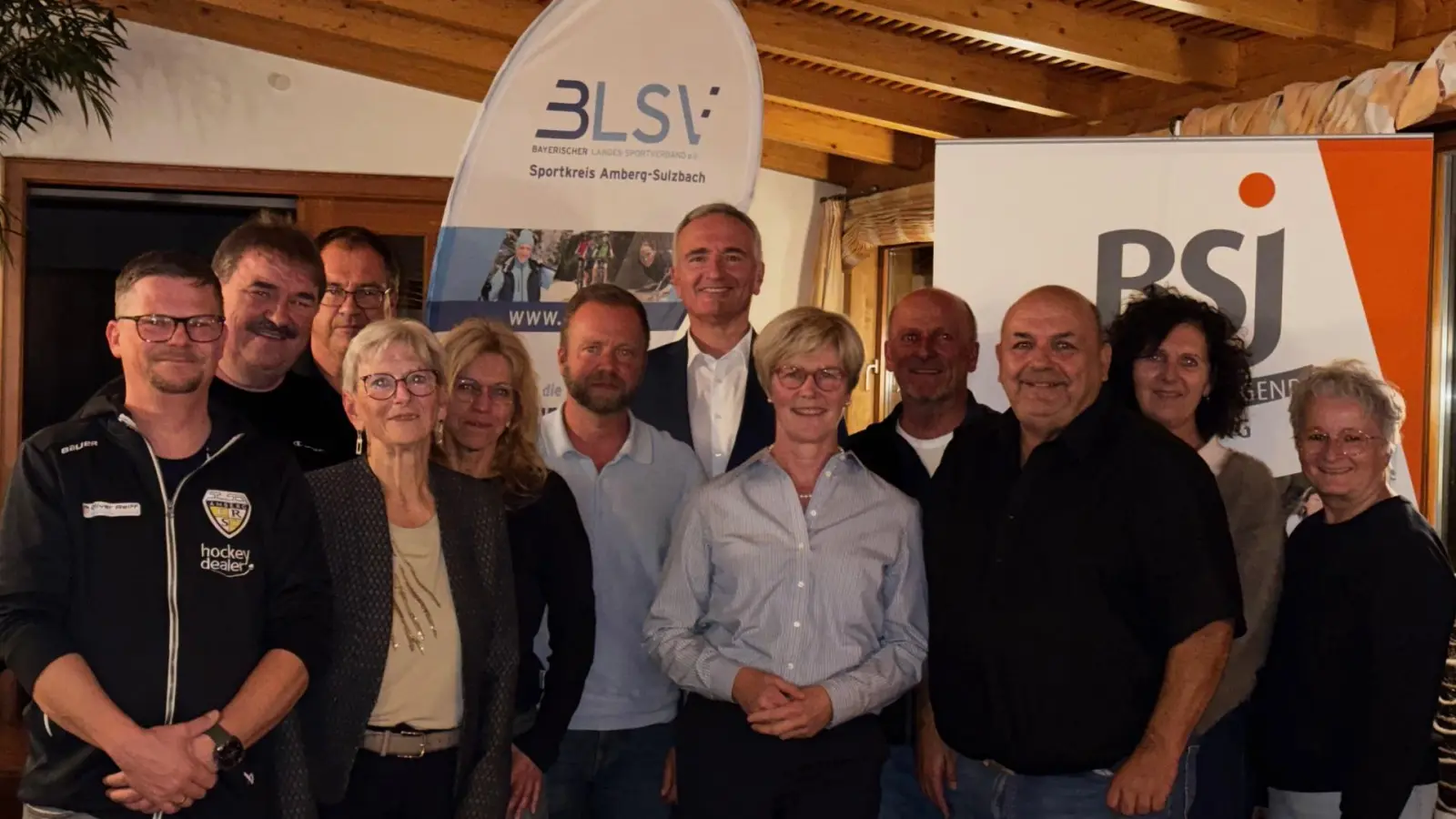 V.l. Sebastian Stock, Albert Kellner, Christian Schrott, Angelika Hiltner, Evelyn Süss, Mdl Bernd Heinisch und Dr. Harald Schwartz, BLSV.-Bezirksvorsitzende Barbara Hernes, BSJ.-Vorsitzender Reinhard Weber, Kreisvorsitzender Thomas Gebele, sowie Petra Röckl und Helga Powalla (Bild: Conny Walz)