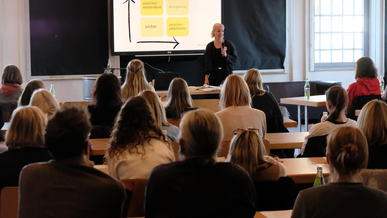 Referentin Ramona Engl, unter Anderem Sozialpädagogin und Kinderschutzfachkraft, erklärt den anwesenden Fachkräften aus verschiedensten sozialen Bereichen Inhalte zum Thema Bindung und Trauma  (Bild: Micha Hartinger)