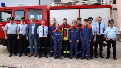 Teilnehmer der Prüfung mit Prüfern, Ausbildern und anderen Funktionsträgern der Gemeinde Kastl und der Feuerwehr Utzenhofen. (Bild: Erwin Schmidbauer)
