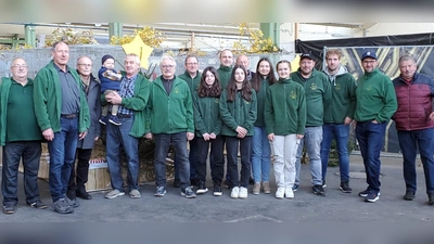 Vereinsmitglieder und Preisträger zusammen mit Schirmherrn Max Bindl (3. v. l.), Vorsitzendem Reinhard Wurm (2. v. l.) und den Ehrenmitgliedern Franz Proksch (6. v. l.) und Albert Patzina (rechts) (Bild: Andrea Zandt)