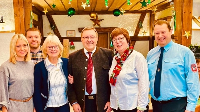 Jubilar Josef Stock mit Ehefrau und den Gratulanten der CSU Pressath (Bild: Cornelia Träger)