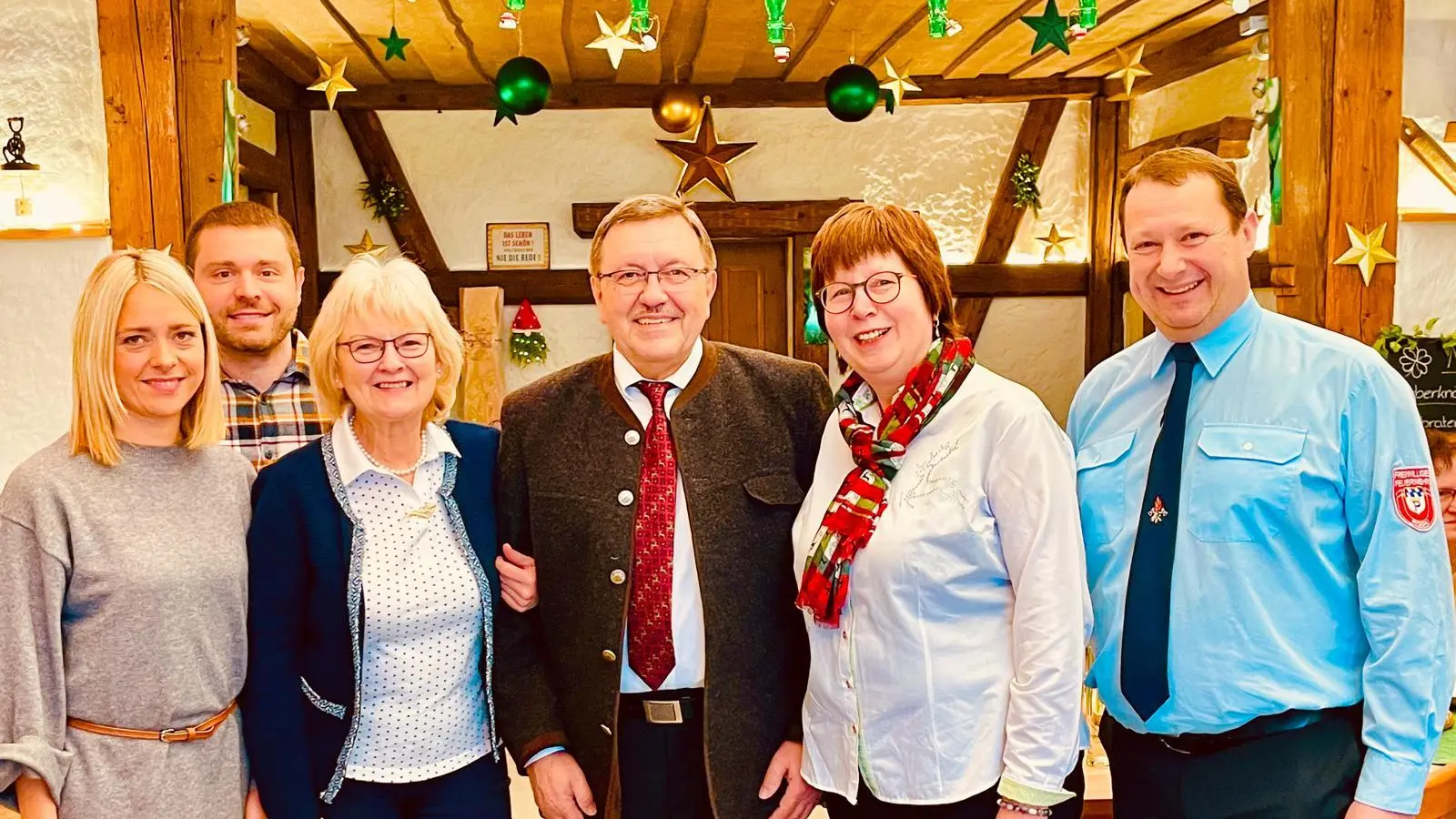 Jubilar Josef Stock mit Ehefrau und den Gratulanten der CSU Pressath (Bild: Cornelia Träger)