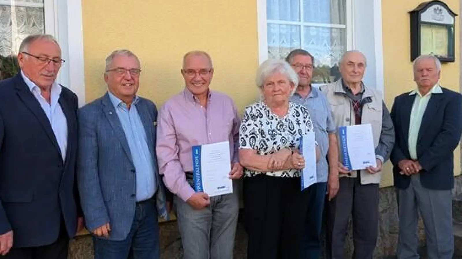 Die Geehrten Mitglieder<br>von links 1. Kreisvorsitzender Georg Brand, 1. Bürgermeister Toni Dutz, Josef Rosner, Lydia Priemer, Eduard Klarner, Theo Höfer und 1. Vorstand Helmut Stauber (Bild: Gerlinde Bayer)