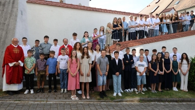 Domdekan em. Prälat Johann Neumüller und Pfarrer Heribert Stretz mit den Firmlingen der Pfarrgemeinden Kastl und Waldeck (Bild: Berthold Baumann)