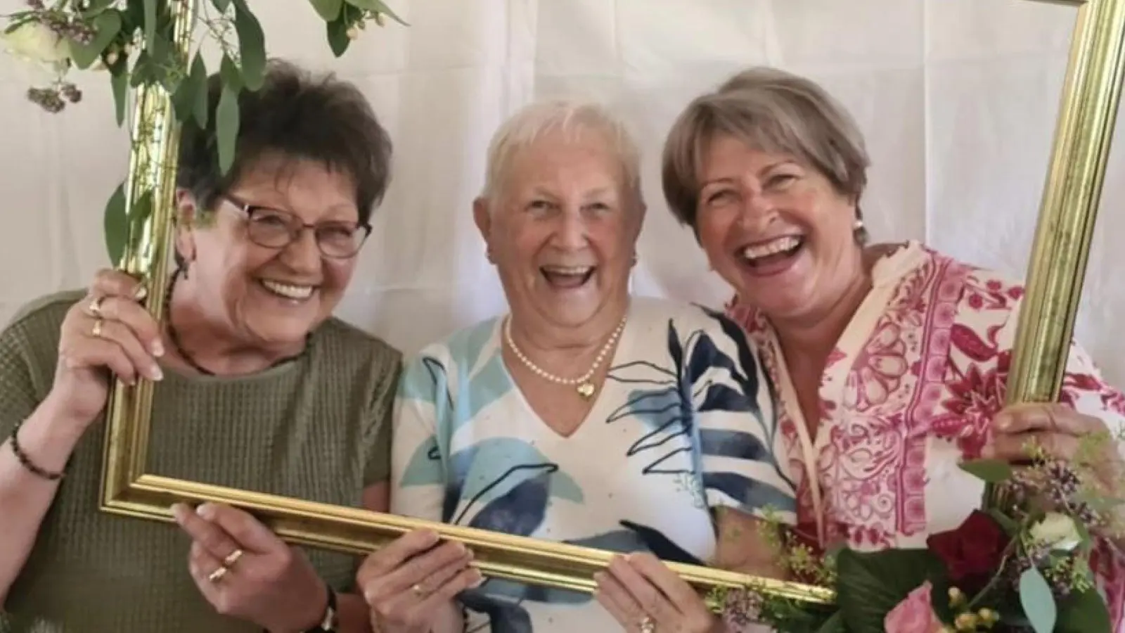 Das Geburtstagskind Lore Leitmeier eingerahmt mit Frauenbeauftragter Edith Nicklas (rechts im Bild) und Ilonka Flenz. (Bild: Marion Mazzaglia)