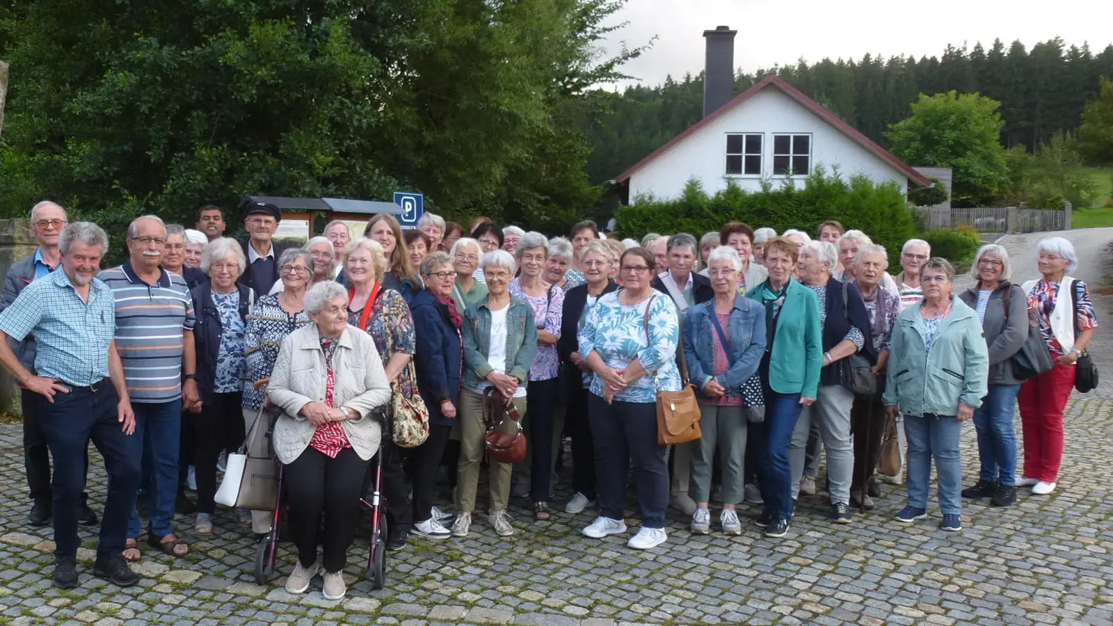 An der siebten Station, dem Wassermann, endete der Sagenweg, auf dem die Senioren in die Welt der Märchen und Sagen eingetaucht waren. Links Wanderführer Hans Walbrunn. (Bild: Siegfried Bock)