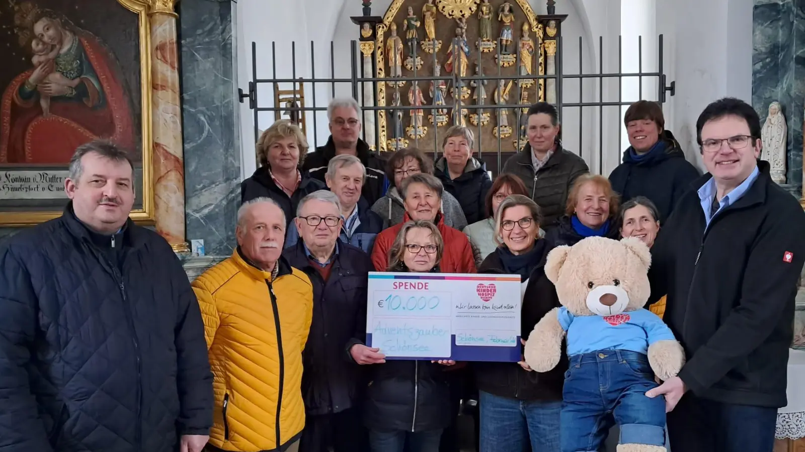 Übergabe des Schecks von der Vorsitzenden des katholischen Frauenbundes Hannelore Hopfner an Koordinatorin Sabine Daser (Mitte); mit dabei Bürgermeister Reinhard Kreuzer (ganz links), Stadtpfarrer Wolfgang Dietz (ganz rechts), Vorsitzender des Fördervereins für Kirchenmusik Hubert Reimer (Dritter von links) und zahlreiche Helferinnen und Helfer (Bild: Birgit Bayer)