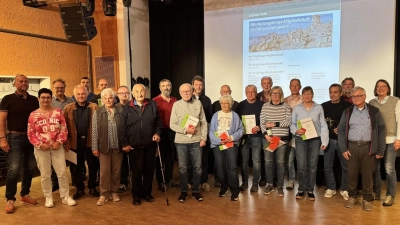 Die anwesenden Jubilare für 40,-50,-und 60 jährige Mitgliedschaft, eingerahmt von der Vorstandschaft (Bild: Elke Geck-Neidl)