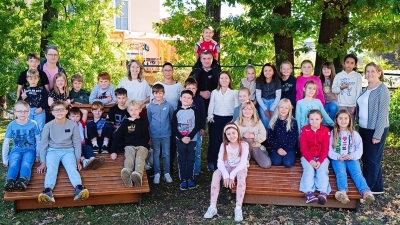 Übergabe der beiden Liegen durch den Elternbeirat an die Grundschule Bechtsrieth  (Bild: Andrea Dotzler)