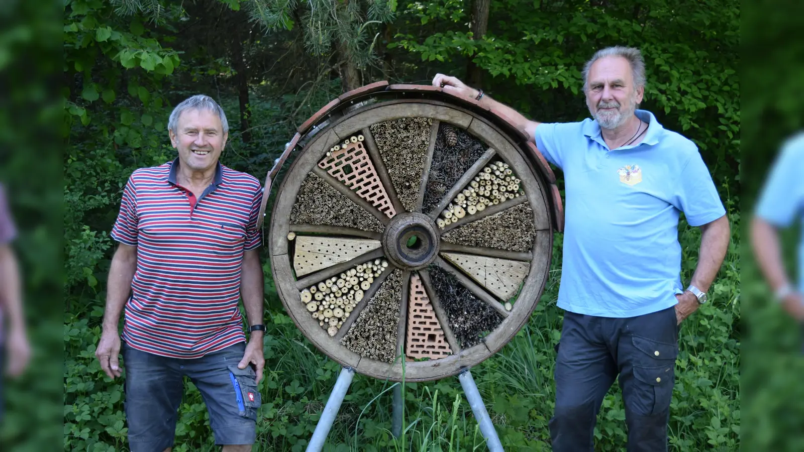 Dass dieses Insektenhotel nicht nur zu Dekorationszwecken dient zeigte sich schon beim Fotoshooting. Jakob List (links) und Joachim Pickel (rechts) konnten gleich mehrere Wildbienen beim Einchecken beobachten.  (Bild: Elfriede Winter )