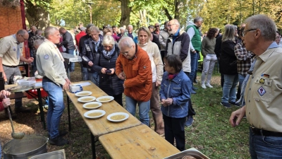 Selbstgemachte Kartoffelsuppe, Weißwürste, Wiener, Kücheln, Kuchen und Torten: Den Georgspfadfindern wurde das Essen nach dem Gottesdienst förmlich aus der Hand gerissen. (Bild: Tobias Gräf)