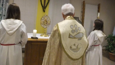 Ruhestandspfarrer Josef Beer beim Gebet am Altar vor dem abschließenden Segen mit der Monstranz an die Gläubigen.  (Bild: Michael Götz)