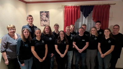 Neugewählte Vorstandschaft mit Ehrengäste Bürgermeisterin Anita Forster und Pfarrer Markus Urban (Bild: Stefan Ebenschwanger)