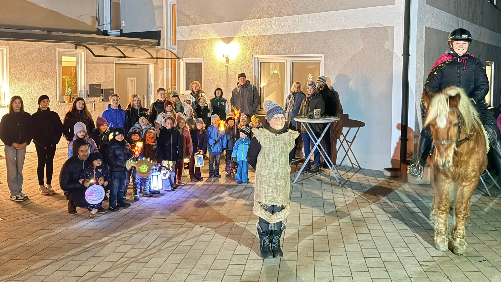 Mit der Sankt Martins-Geschichte wurden die Kinder auf die Feier eingestimmt. Die Schwestern Sophia Köppl als Sankt Martin auf dem Pferd und ihre Schwester Emily als Bettler führten den Martinszug an. (Bild: Kathrin Kleber)