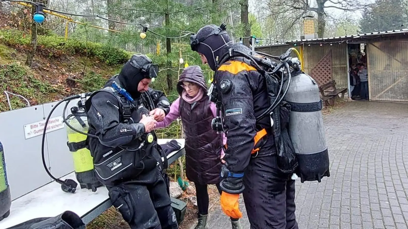 Taucher des TC Nautilus beim „Buddycheck”. (Bild: Tom Neufeld)