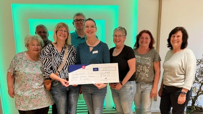 Foto v.l.n.r.: Marianne Reindl, Hans Szegda, Andrea Höfler, Peter Pilz, Hospizleitung Salbeck Katharina, Jutta Hofmann, Birgit Bauer, Michaela Hetzenecker (Bild: Claudia Herter)