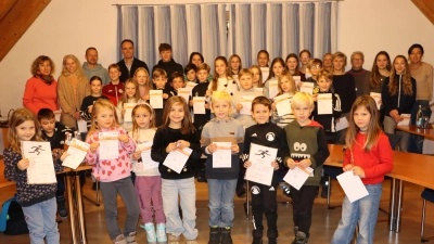 Stolz halten die geehrten Sportabzeichenempfänger der Gemeinde ihr Urkunden in die Höhe. (Bild: Rudi Gruber)