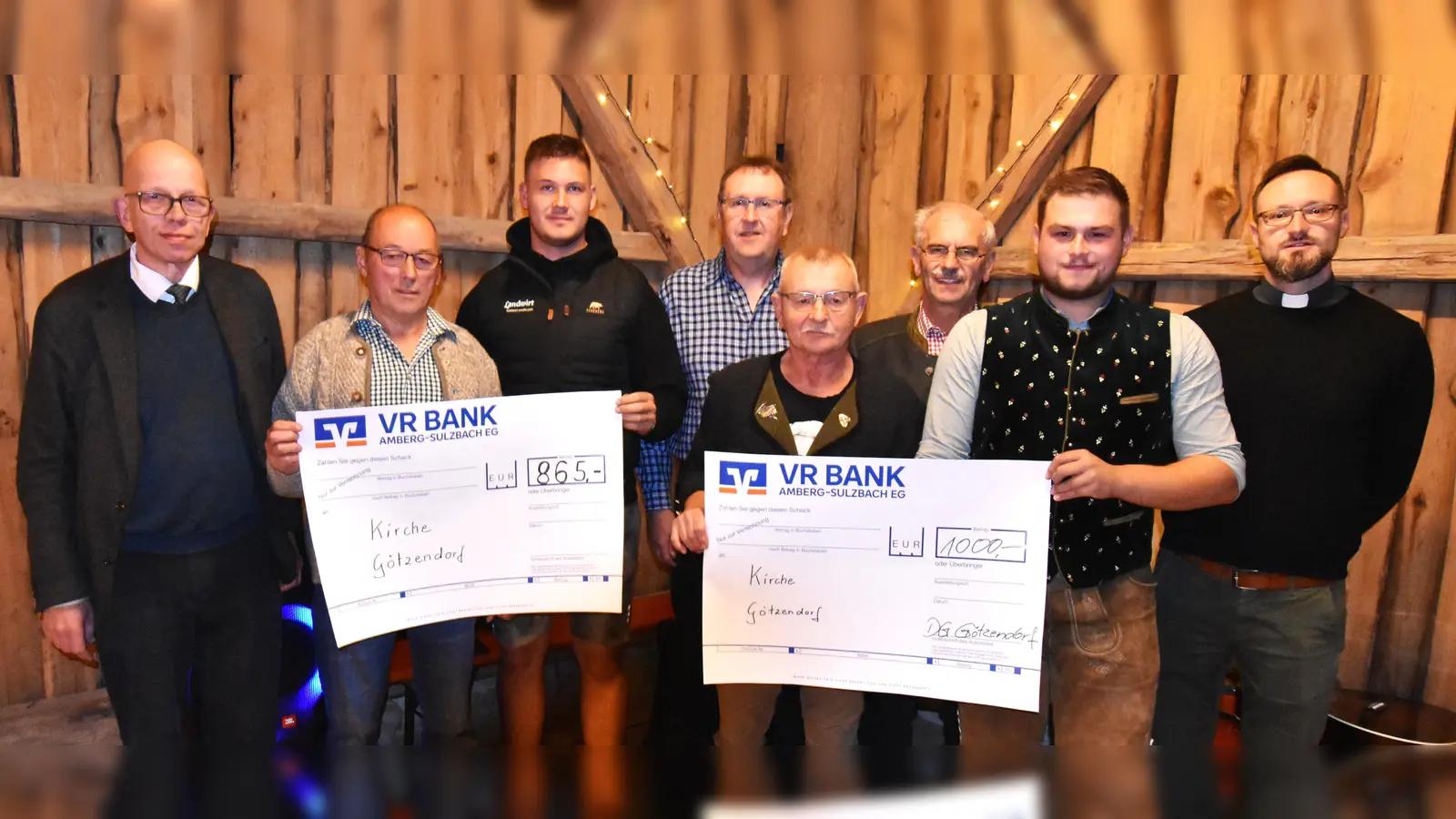 Im Rahmen des Oktoberfests in Götzendorf konnten sich Pfarrer Thomas Schertel (links) und Pfarrer Johannes Arweck (rechts) über Spenden der Dorfgemeinschaft Götzendorf und der Kirwagemeinschaft Ritzenfeld für die Innenrenovierung der Filialkirche St. Magdalena freuen. (Bild: Norbert Weis)