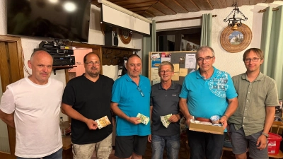 Beim Preisschafkopf des Schützenverein Waldthurn gewinnt Willibald Friedl aus Georgenberg (vierter von links), auf Platz zwei kommt Peter Hofmeister (dritter von links) und dritter wird Martin Nagl (zweiter von links). (Bild: Roland Fichtl)