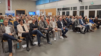 Viele interessierte Besucher fanden den Weg zu Philipp Karch, der in diesem Jahr den Hauptvortrag beim Amberger Seminar des BLLV hielt. (Bild: Florian Fuchs)