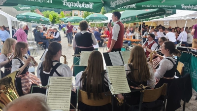 Die Stadtkapelle unterhält die Gäste des Hoffestes mit Blasmusik und Gesang. (Bild: Anna Maria Prey)
