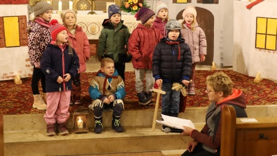 Die Vorschulkinder wollen Licht in die Herzen bringen und tauchen in die Geschichte des Hl. Martins ein.  (Bild: Kiendl Ulrike)