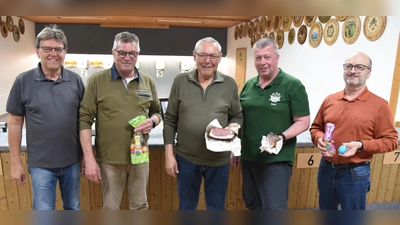 Schießleiter Lothar Mehringer mit den Siegern des Schießens Xaver Wolfsteiner, Hans Meyer, Josef Schmaußer und 2. Schützenmeister Markus Gebhard (v.l.). (Bild: Reiner Hoffmann)