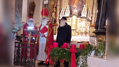 Weihnachtsmann alias Jannik Lehner, der hl. Nikolaus (Maximilian Gradl) mit Knecht Ruprecht (Luca Schindler) beim Besuch in der Kirche (Bild: Nicole Schusser-Schindler)